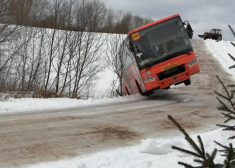 Latvijā šobrīd pa ceļiem spēkrati bieži vien nevis brauc, bet gan slido. Šajā slidošanā nepaveicās skolas autobusam Demenes pagastā, kurš beigu galos noslidoja no ceļa.