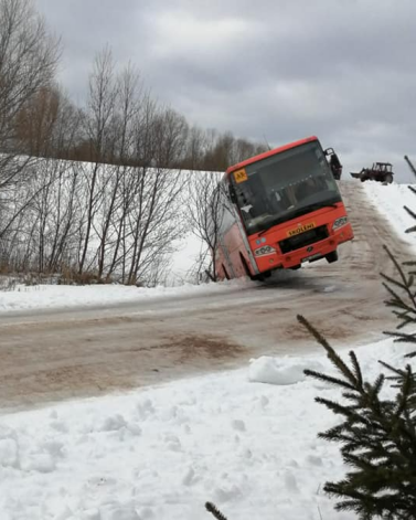 Latvijā šobrīd pa ceļiem spēkrati bieži vien nevis brauc, bet gan slido. Šajā slidošanā nepaveicās skolas autobusam Demenes pagastā, kurš beigu galos noslidoja no ceļa.