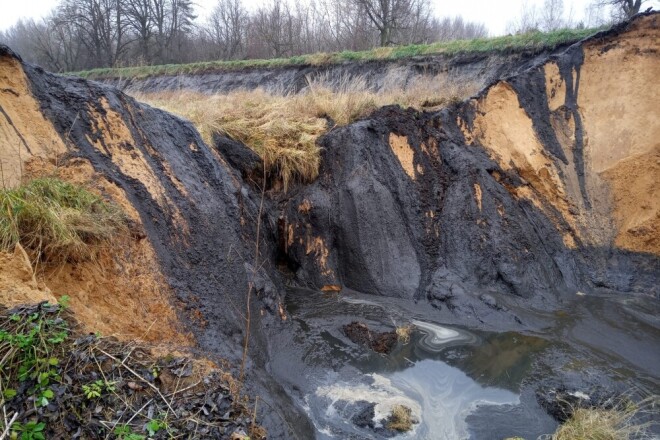 Pirms trim mēnešiem tika pārrauts “Daugavpils ūdens” dūņu lauku “Križi” valnis un vidē izplūda 14 000 kubikmetru dūņu, nodarot vairāk nekā 10 000 eiro lielu kaitējumu dabai.