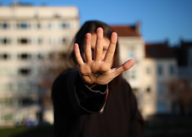 "Tu pati esi vainīga, ka patēvs grābstās gar tavām krūtīm!" Mamma sakliedza uz meitu un noticēja patēvam