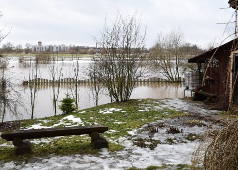 FOTO: plūdi Jēkabpilī. Donaviņas upe no ārpasaules “atslēdz” mājas Aizupes ielā