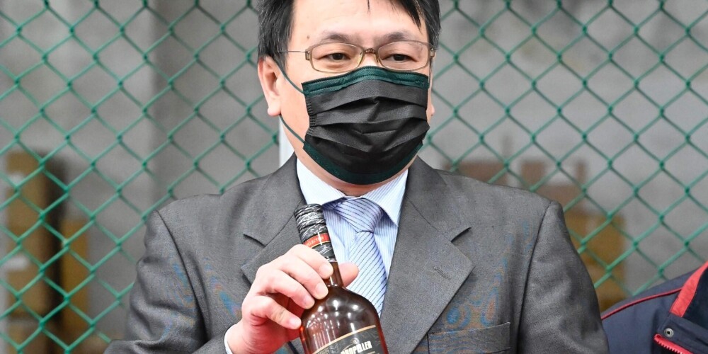 Draugiem jāpalīdz – kompānijas "Taiwan Tobacco and Liquor Corporation" vadītājs Tings Jenče aicina baudīt Lietuvas rumu. Ap 20 000 pudeļu lielo kravu Ķīna liedza ievest savā ostā, un tad to pārpirka Taivāna.