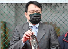 Draugiem jāpalīdz – kompānijas "Taiwan Tobacco and Liquor Corporation" vadītājs Tings Jenče aicina baudīt Lietuvas rumu. Ap 20 000 pudeļu lielo kravu Ķīna liedza ievest savā ostā, un tad to pārpirka Taivāna.