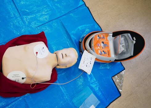 Priekšlikums paredz noteikt, ka dzīvību apdraudošās situācijās (sirds apstāšanās gadījumos) automatizēto ārējo defibrilatoru (AĀD) sirdsdarbības atjaunošanai varēs izmantot apmācīta persona.