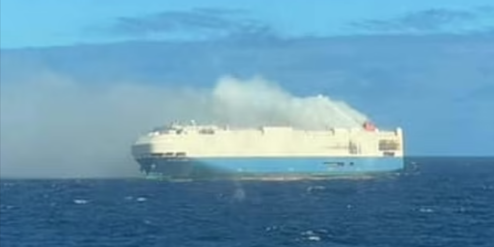 В Атлантике горит покинутое судно с 4000 элитных автомобилей
