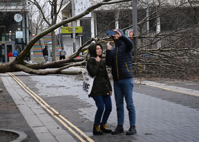 FOTO: Lielbritāniju plosa vētra "Jūnisa"; Londonā pirmo reizi izsludina sarkano brīdinājumu par dzīvībai bīstamiem laikapstākļiem