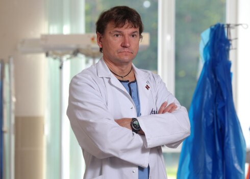 “Šis rūpals faktiski ir apreibinošu vielu tirgošana,” saka anesteziologs reanimatologs Roberts Stašinskis, kurš regulāri glābj sarkano mušmiru cienītājus.