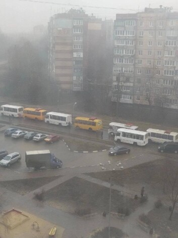 Atsevišķos foto esot redzams iedzīvotāju evakuācijai domāts sabiedriskais transports.