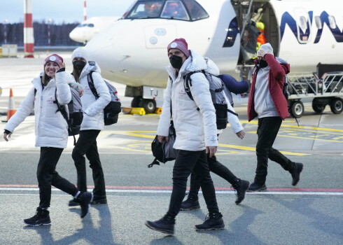FOTO: lidostā "Rīga" sagaidīti vairāki Pekinas olimpisko spēļu dalībnieki