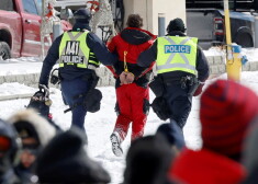 Demonstrācijas Kanādā sākās janvāra beigās kā protesta akcija pret valdības lēmumu obligāto vakcināciju attiecināt uz kravas automašīnu vadītājiem, kas veic pārrobežu pārvadājumus, bet strauji pārauga plašākā kustībā pret Covid-19 ierobežojumiem un Trudo valdību.