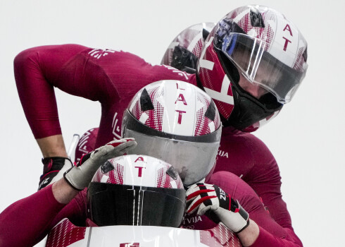Pekinas spēlēs sacensības četriniekos beigs Latvijas bobslejisti, un 30 kilometru slēpošanā startēs Eiduka un Bendika