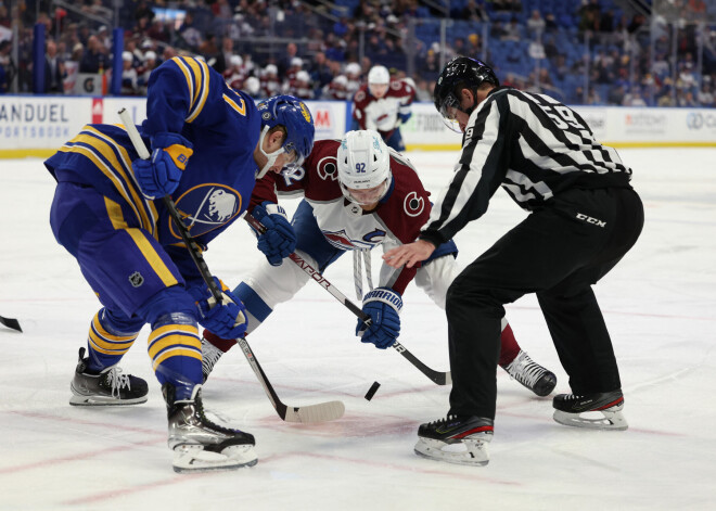 Girgensona pārstāvētais "Sabres" par spīti Tompsona "hat-trick" cieš zaudējumu NHL spēlē