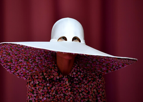 Шляпы с глазами, гусеницы и матрешки. Показ Richard Quinn на Лондонской неделе моды