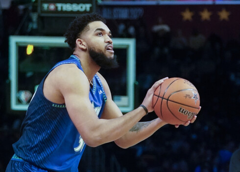 NBA Visu zvaigžņu spēles tālmetienu konkursā triumfē Taunss; "slam dunk" sacensībās uzvar Topins