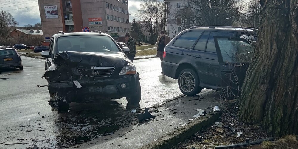 "Пьяный водитель и его пассажиры сбегали с места, шатаясь и падая": очевидцы сообщают о ДТП в Пурвциемсе