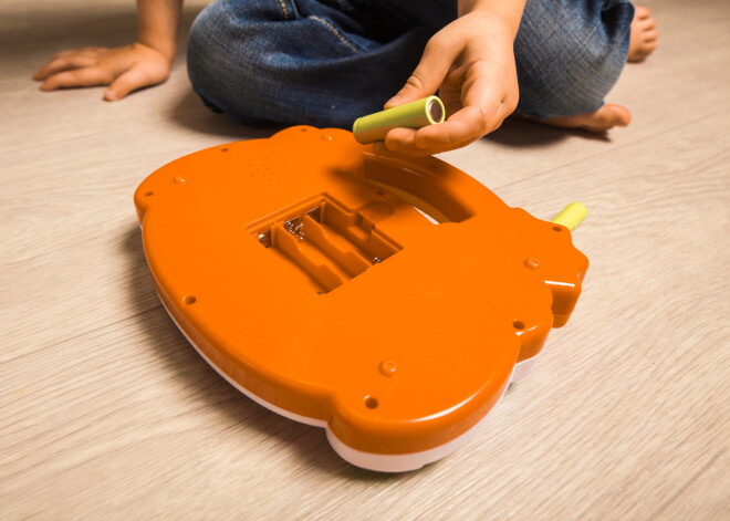 Divgadīga puikas barības vadā iesprūdušu bateriju nākas akūti izoperēt: Bērnu slimnīca lūdz vecākus būt uzmanīgiem