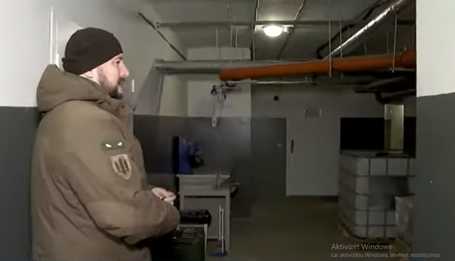 Kāds Kijevas daudzdzīvokļu nama pagrabs sagatavots iespējamajai ārkārtas situācijai: sagādātas ūdens mucas, ģenerators, rācijas, pirmās palīdzības komplekti…