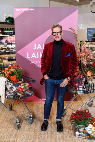 Elegantajā samta žaketē, ko izbrāķēja kāds klients, Dāvids nesen ieradās "Stockmann" modes skatē.
