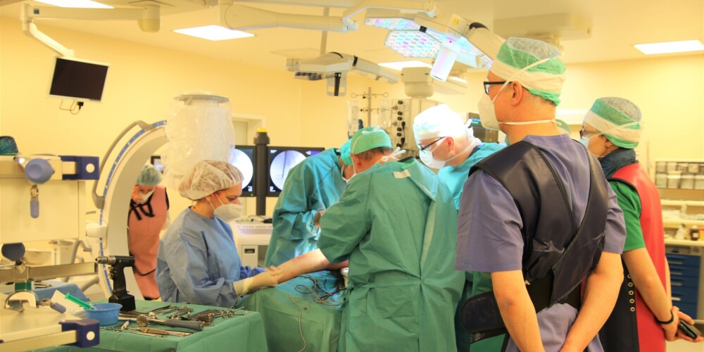 Bērnu slimnīcā pirmo reizi bērnam veikta “augošu” implantu ievietošana
