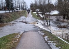 Situācija mainās pa stundām: vietām Latviju pārņēmuši pēdējo gadu vērienīgākie plūdi. FOTO