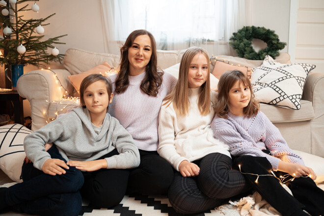 Alise Bukovska ar ģimeni.