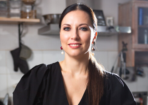 Dziedātāja Aija Vītoliņa kļuvusi par diplomētu pavāri: "Man mājās ir vairāki plaukti pavārgrāmatu"