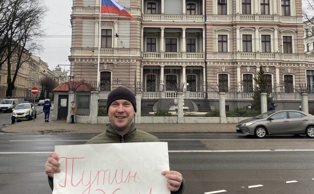 Встал перед путиным. Одиночный пикет. Плакат с Путиным в Риге. Посольство России в Латвии Путин. Жители Латвии.