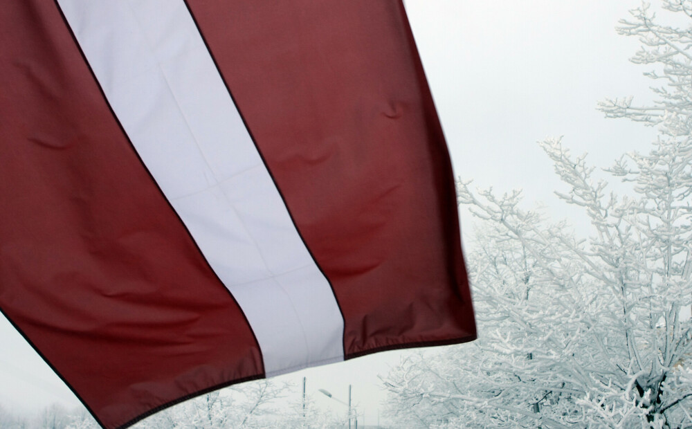 Rīgā aizturēts vīrietis, kurš savas dabiskās vajadzības nokārtojis uz valsts karoga