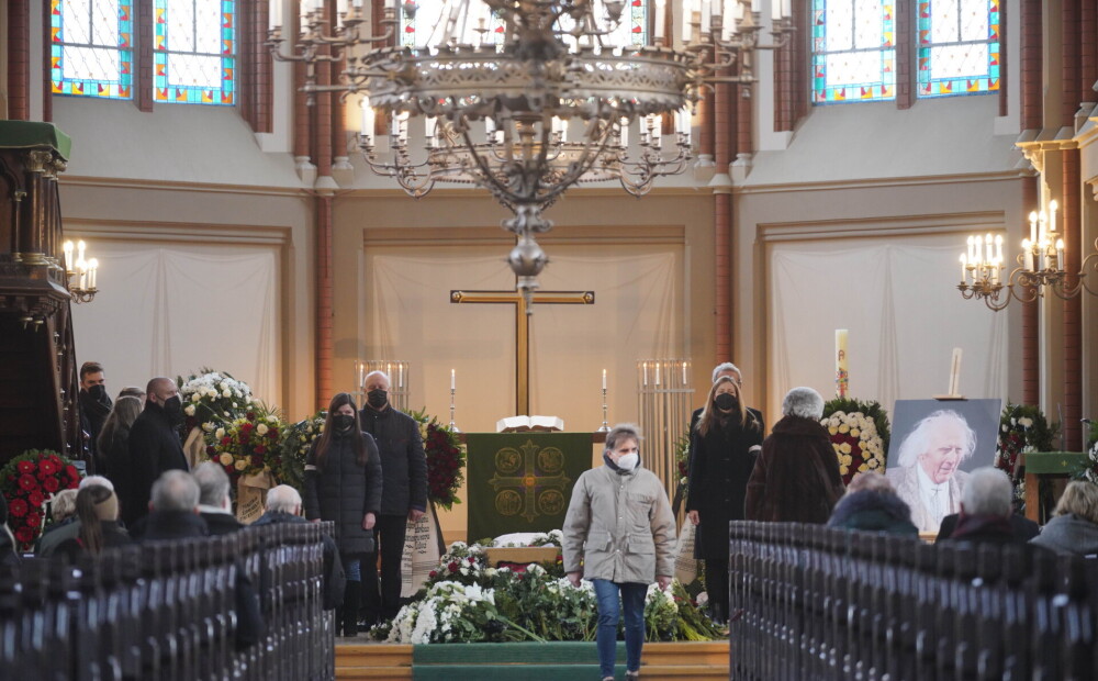 PHOTO: people say goodbye to multiple Song Festival chief conductor Edgar Rachevsky