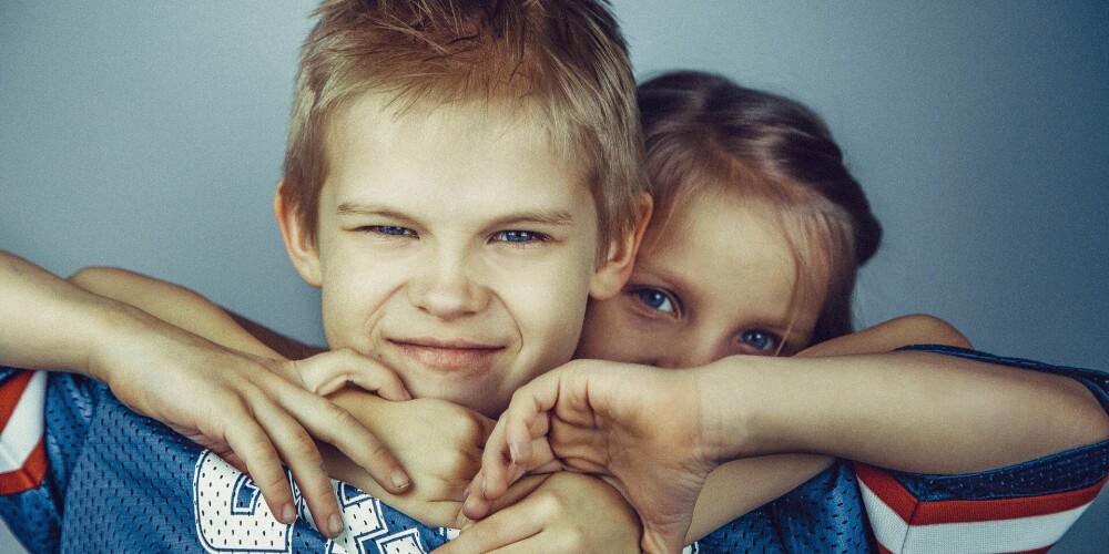 6 attieksmes kļūdas, kas bērnības strīdus starp brāļiem un māsām pārvērš naidā uz mūžu