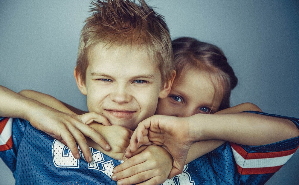 6 attieksmes kļūdas, kas bērnības strīdus starp brāļiem un māsām pārvērš naidā uz mūžu