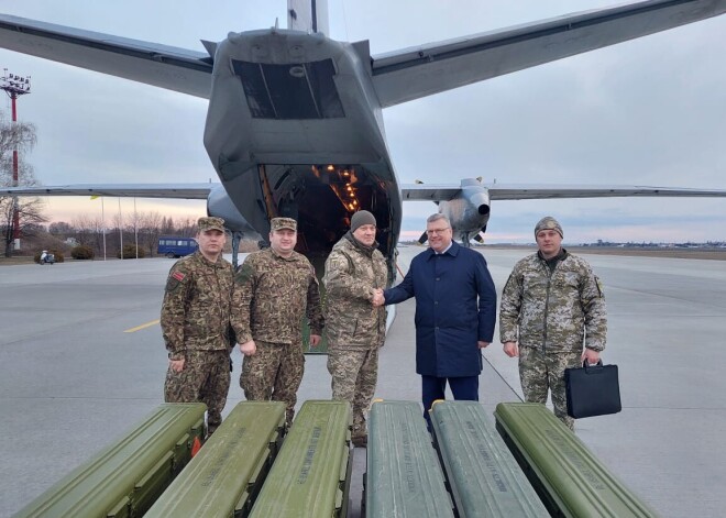 FOTO: Latvija Ukrainā nogādājusi pretgaisa aizsardzības raķešu sistēmas "Stinger"