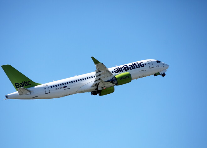 "airBaltic" aptur visus lidojumus uz Ukrainu