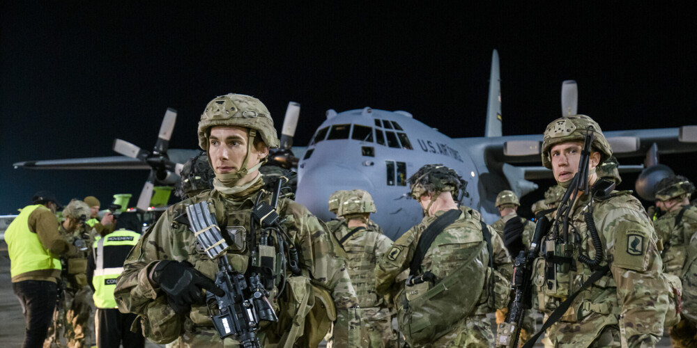 ФОТО: в Латвию прибыли первые из 300 солдат США