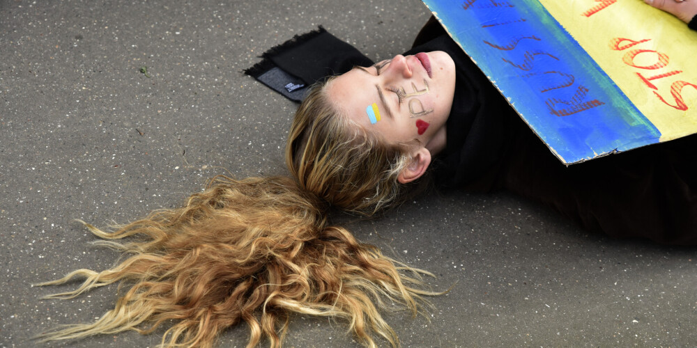 24 февраля. Демонстрация у российского посольства в Париже.