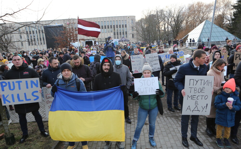 Noise at the Russian embassy in Riga: gatherers are ashamed of Putin, Ukrainian songs are being sung