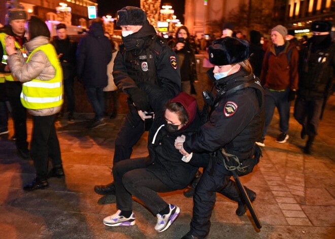 Krievijā protestos pret karu aizturēti pat simtiem cilvēku