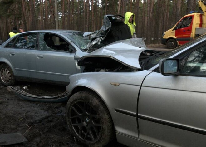 На улице Бикерниеку произошла авария: водитель BMW куда-то очень торопился