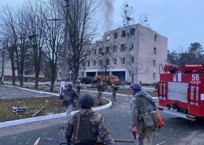 Sociālajos tīklos sāk parādīties arvien vairāk foto un video no apdzīvotām vietām Ukrainā, kur pēc Krievijas veiktām apšaudēm iedzīvotājiem atklājas pirmās jaunā kara dienas postaža.