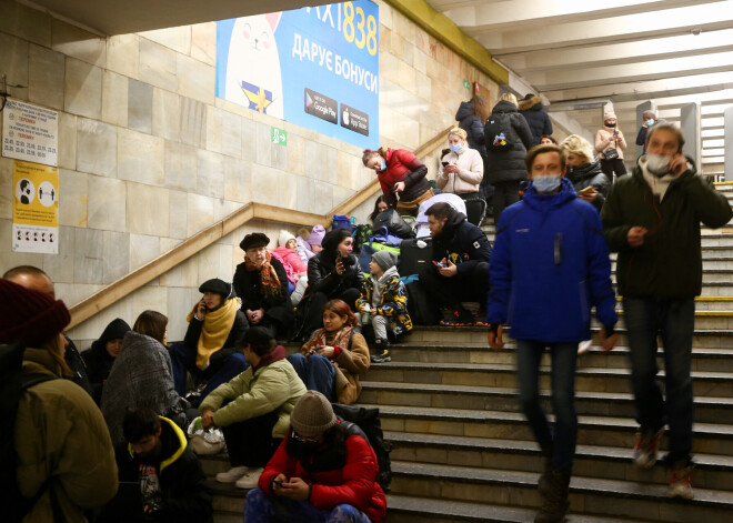 FOTO: Kijevas iedzīvotāji patvērušies metro stacijā, gaidot draudošo iebrukumu