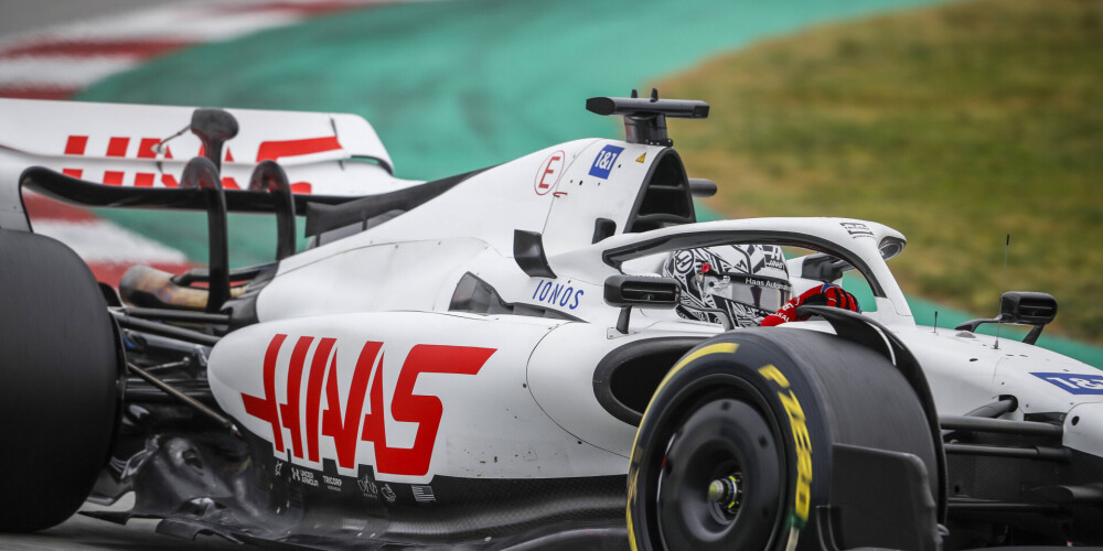 F-1 komanda "Haas" no formulām ir noņēmusi Krievijas uzņēmuma atribūtiku