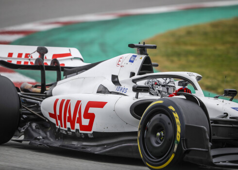 F-1 komanda "Haas" no formulām ir noņēmusi Krievijas uzņēmuma atribūtiku