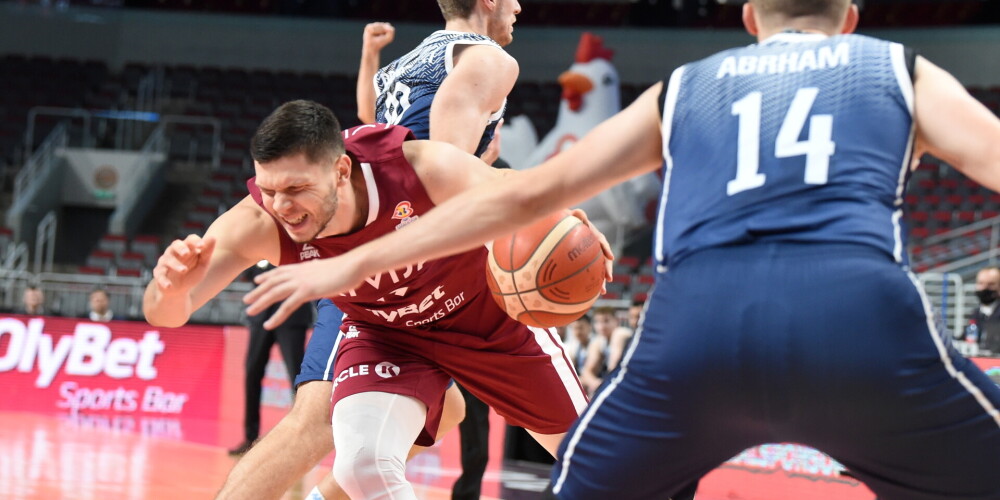 “Parādiet savu saspēles vadītāju un centru,” Latvijas basketbola izlasi gaida smaga cīņa Beļģijā