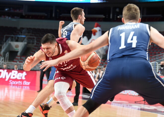 “Parādiet savu saspēles vadītāju un centru,” Latvijas basketbola izlasi gaida smaga cīņa Beļģijā