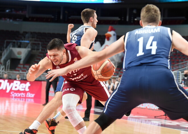 “Parādiet savu saspēles vadītāju un centru,” Latvijas basketbola izlasi gaida smaga cīņa Beļģijā