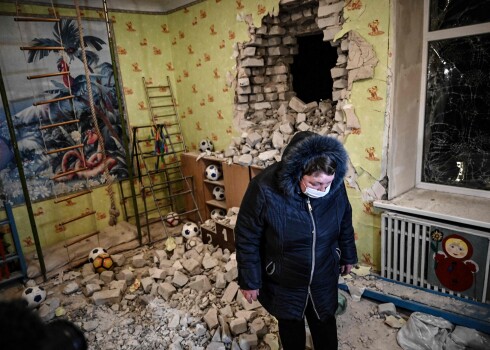 Uzbrukumu sāk ar bērnudārzu... 17. februārī teroristu artilērija apšaudīja Ukrainas kontrolēto teritoriju Luhanskas apgabalā. Šāviņš trāpīja bērnudārzā, kontuzējot trīs darbiniekus, bērni laimīgā kārtā necieta.