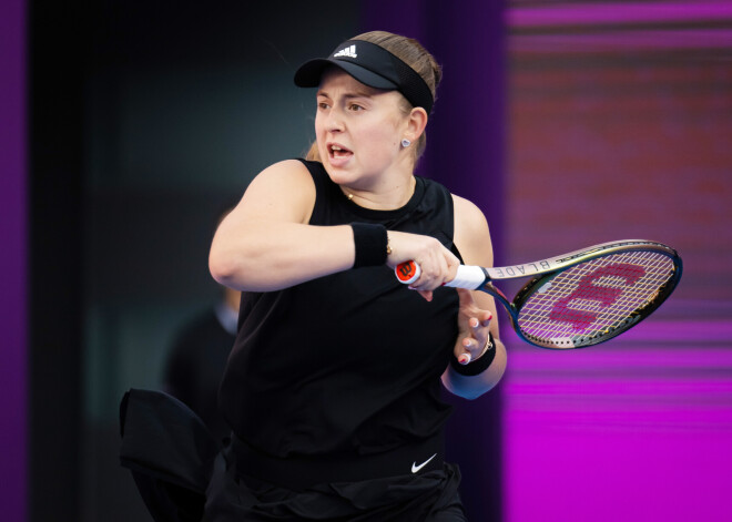 Ostapenko iespaidīgā uzvaru sērija pārtrūkst Dohas turnīra pusfinālā