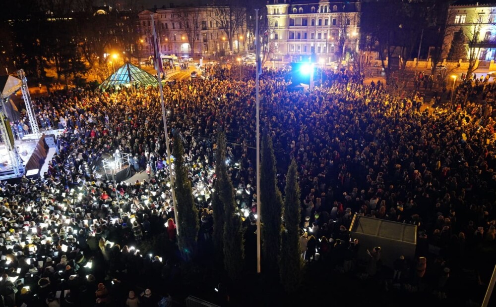 FOTO: koncertu Ukrainas atbalstam apmeklē liels skaits cilvēku