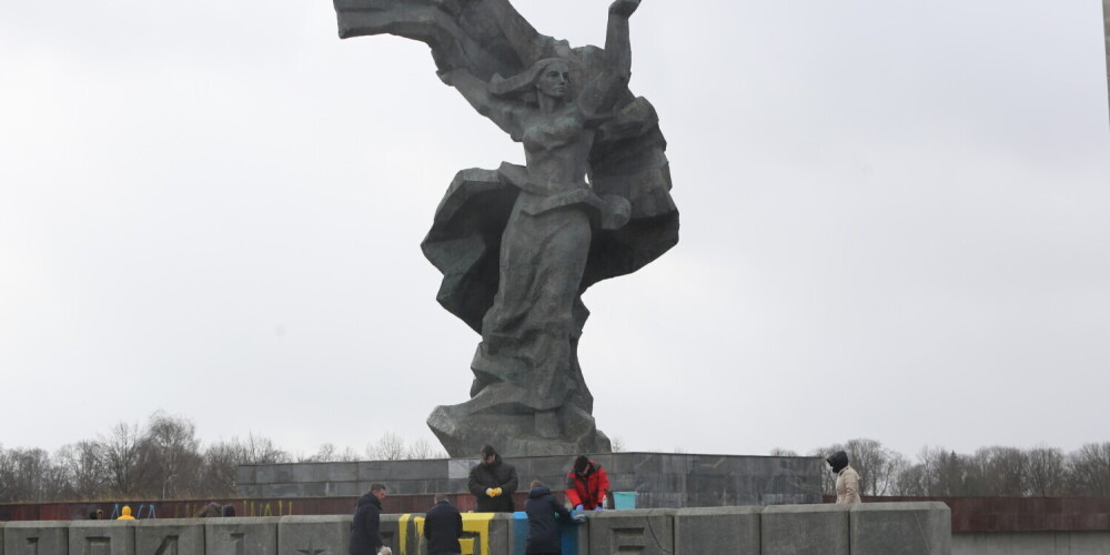"Viņi to nevēlas." Rīgas dome Ukrainas simboliku plānoja izvietot arī Uzvaras parkā