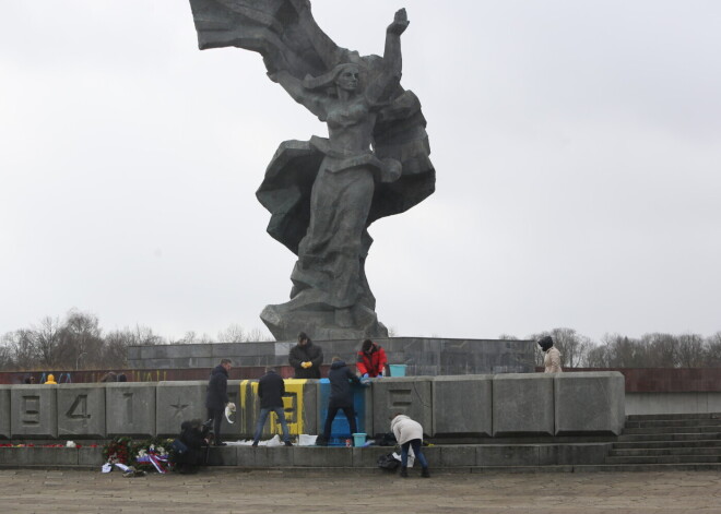 "Viņi to nevēlas." Rīgas dome Ukrainas simboliku plānoja izvietot arī Uzvaras parkā